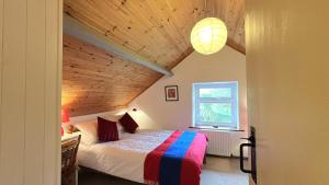 Un dormitorio con una cama con techo de madera. en The Residence Renvyle, en Gowlaun