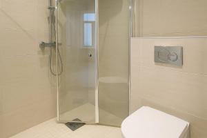 奥斯陆Modern Central 4 guestsComfortable Bed Sofa Bed的浴室里带马桶的淋浴间 更多14张照片