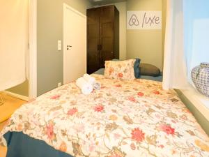 奥斯陆Modern Central 4 guestsComfortable Bed Sofa Bed的卧室里有一张床，床上放着两条毛巾。