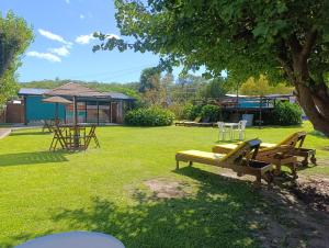 einen Park mit Bänken und einem Pavillon in der Unterkunft CABAÑAS SAN ANTONIO in Capilla del Monte