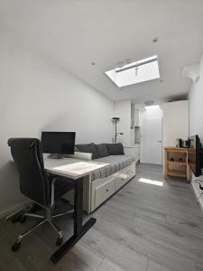 ein Büro mit Schreibtisch und Laptop auf einem Bett in der Unterkunft Skylit Studio Retreat in Norwood
