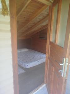 达拉曼Gulseven Bungalow的配有一张双层床的带门的房间