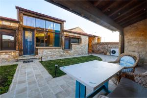 a patio with a table and chairs in front of a house at El rincón de rosina in Sequera de Fresno