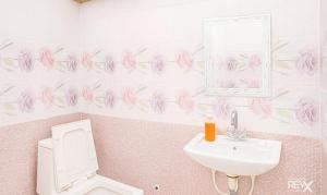 ラクナウにあるFabHotel Balajiのトイレ、洗面台、鏡のあるバスルーム +16枚の写真