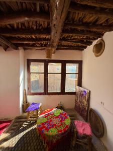 Habitación con mesa y sillas. en Adrar view lodge, en Imlil