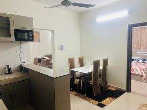 Kuchyň nebo kuchyňský kout v ubytování Stunning 2 bedroom Luxury apartment in Diamniadio