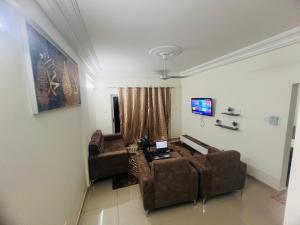 TV a/nebo společenská místnost v ubytování Stunning 2 bedroom Luxury apartment in Diamniadio