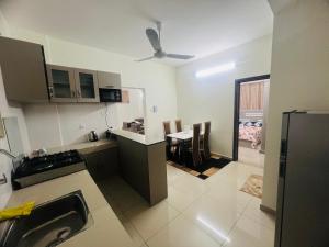 Kuchyň nebo kuchyňský kout v ubytování Stunning 2 bedroom Luxury apartment in Diamniadio + 7 fotografií