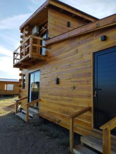 eine Holzhütte mit einem Balkon an der Seite in der Unterkunft Casa De Mar Cielo Azul in Reta + 3 Fotos
