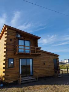 Blockhaus mit Terrasse und Balkon in der Unterkunft Casa De Mar Cielo Azul in Reta