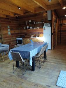 eine Küche mit einem Tisch mit Stühlen und einem Kühlschrank in der Unterkunft Casa De Mar Cielo Azul in Reta