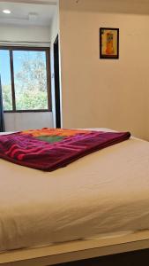 Ένα ή περισσότερα κρεβάτια σε δωμάτιο στο Hotel Prathamesh +7 φωτογραφίες