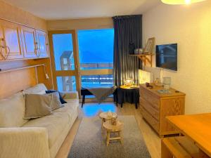 TV a/nebo společenská místnost v ubytování Logement lumineux - Centre station - Cozy