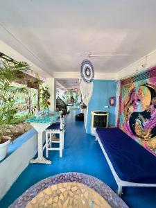 ein Raum mit blauem Boden und einem Tisch in der Unterkunft Endless Blue Hostel in North goa