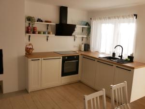 Una pequeña cocina con fregadero y estufa. en Hidden View House, 