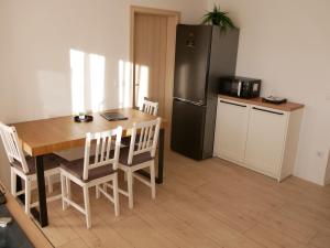 Una cocina con una mesa de madera y un refrigerador. en Hidden View House,  12 fotos más
