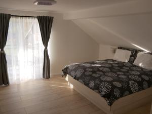 un dormitorio con una cama y una ventana en Hidden View House, 