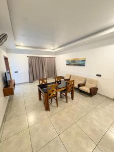 un salon avec une table et des chaises dans l'établissement Kanthalloor Moments, à Kanthalloor