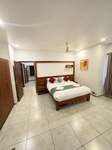 une chambre avec un lit dans une pièce dans l'établissement Kanthalloor Moments, à Kanthalloor