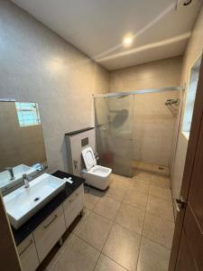 une salle de bains avec douche, toilettes et lavabo dans l'établissement Kanthalloor Moments, à Kanthalloor 13 autres photos