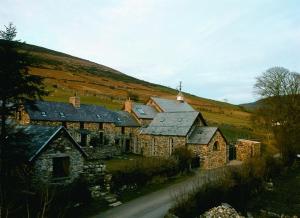 ein altes Steingebäude mit einer Kirche auf einem Hügel in der Unterkunft Moongate lodge in Killedmond