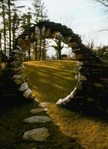 ein steinerner Torbogen auf einem Feld mit Bäumen in der Unterkunft Moongate lodge in Killedmond + 6 Fotos