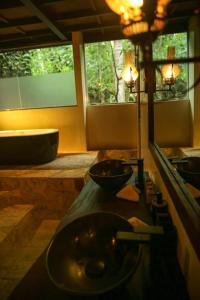ein Badezimmer mit Waschbecken und Badewanne in der Unterkunft Wild Monkey Jungle Villa - 4 Bedroom Villa in Unawatuna + 9 Fotos