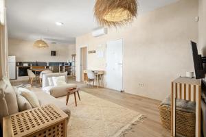 un salon avec un canapé et une table dans l'établissement Templo Sotogrande, à Sotogrande