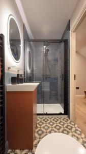 Ένα μπάνιο στο URBAN OAKS stylish city centre living