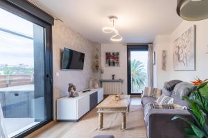 ein Wohnzimmer mit Sofa und Tisch in der Unterkunft Apto playa Alojamientos Marte in Suances