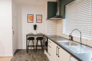 Η κουζίνα ή μικρή κουζίνα στο 3BR House By MyStayUK Short Lets & Serviced Accommodation Manchester With Free Wifi & Free Parking