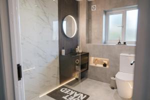 Ένα μπάνιο στο 3BR House By MyStayUK Short Lets & Serviced Accommodation Manchester With Free Wifi & Free Parking