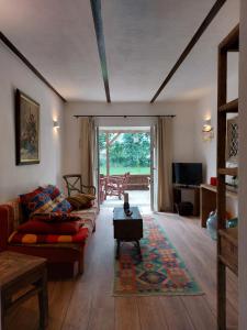a living room with a couch and a table at Domus Campus Latus - Ferienwohnungen Breitenfeld in Gumtow