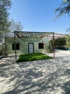 Budova, kde se farma nachází