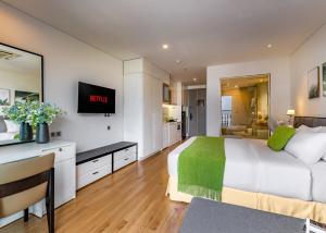 TV a/nebo společenská místnost v ubytování Căn hộ Luxury Golden Bay với Bể bơi vô cực