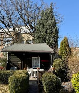 eine Hütte mit einem Tisch und Stühlen in einem Garten in der Unterkunft Exclusive Monteursunterkunft in Wunsiedel