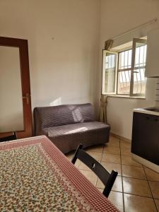 - un salon avec un canapé et un futon dans l'établissement Casa butterfly Sacrofano, à Sacrofano