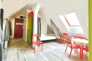 Una habitación con sillas rojas y una mesa y una cama. en Oki Doki OLD TOWN, en Varsovia