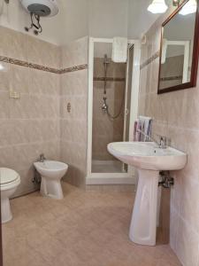 une salle de bain avec un lavabo, des toilettes et une douche dans l'établissement Casa butterfly Sacrofano, à Sacrofano 7 autres photos