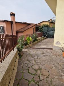une passerelle en pierre devant une maison dans l'établissement Casa butterfly Sacrofano, à Sacrofano