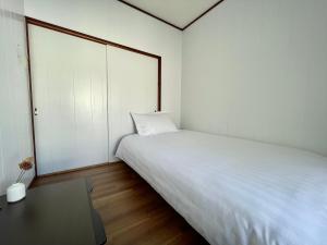 Postel nebo postele na pokoji v ubytování i Home Osaka ZEN NEST 一户建