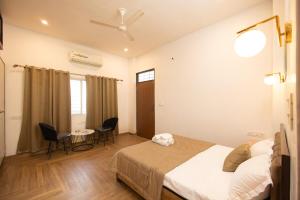 Postel nebo postele na pokoji v ubytování Adis Oasis 4 Bhk Tranquil Villa with pool