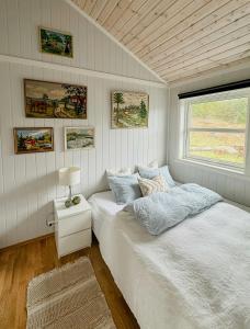 ein Schlafzimmer mit zwei Betten und einem Fenster in der Unterkunft Coastal Cabin With Panoramic Views In Lista in Borhaug