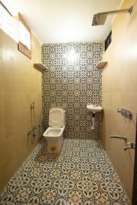 Ένα μπάνιο στο Adis Oasis 4 Bhk Tranquil Villa with pool