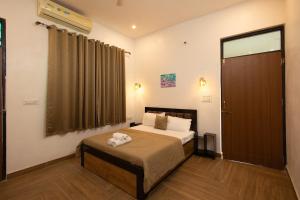 Ένα ή περισσότερα κρεβάτια σε δωμάτιο στο Adis Oasis 4 Bhk Tranquil Villa with pool