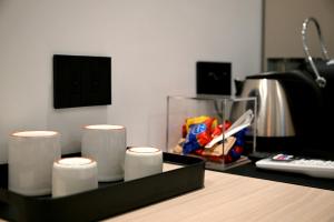 een dienblad met vier kaarsen op een bureau met een computer bij Omnia Luxury Suite in Salerno