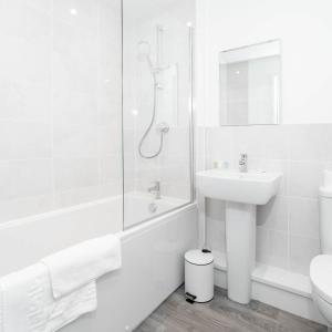 Et badeværelse på Stylish Apartment - Selly Oak - Fast Wi-Fi - Parking 20CC