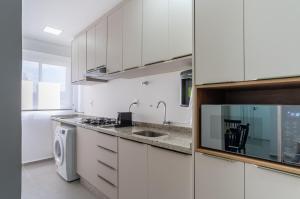 Kuchyň nebo kuchyňský kout v ubytování Central Novo 2 Qtos com ar, academia e lava e seca