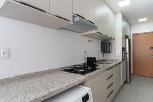 Kuchyň nebo kuchyňský kout v ubytování Central Novo 2 Qtos com ar, academia e lava e seca