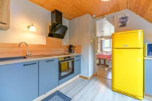 eine Küche mit einem gelben Kühlschrank in einem Zimmer in der Unterkunft Logis en montagne chez Juju in Fréland